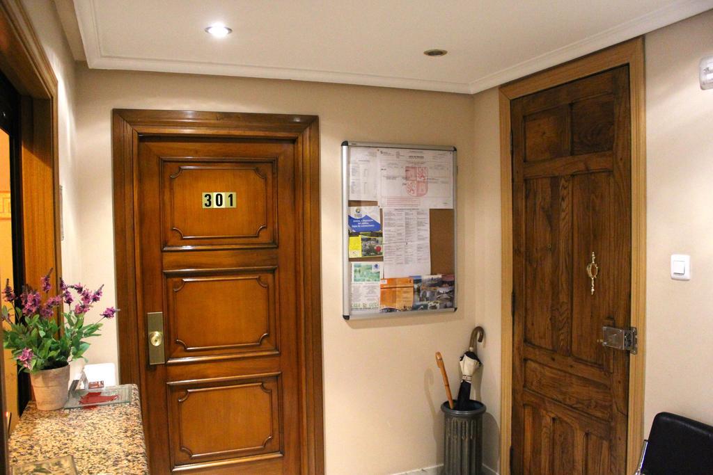 Hostal De La Torre Hostal Economico Вальядолид Экстерьер фото