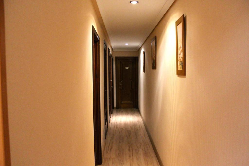 Hostal De La Torre Hostal Economico Вальядолид Экстерьер фото