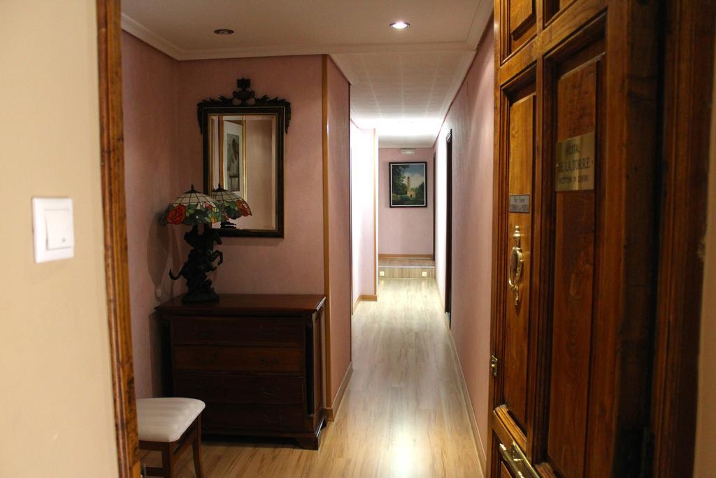 Hostal De La Torre Hostal Economico Вальядолид Экстерьер фото