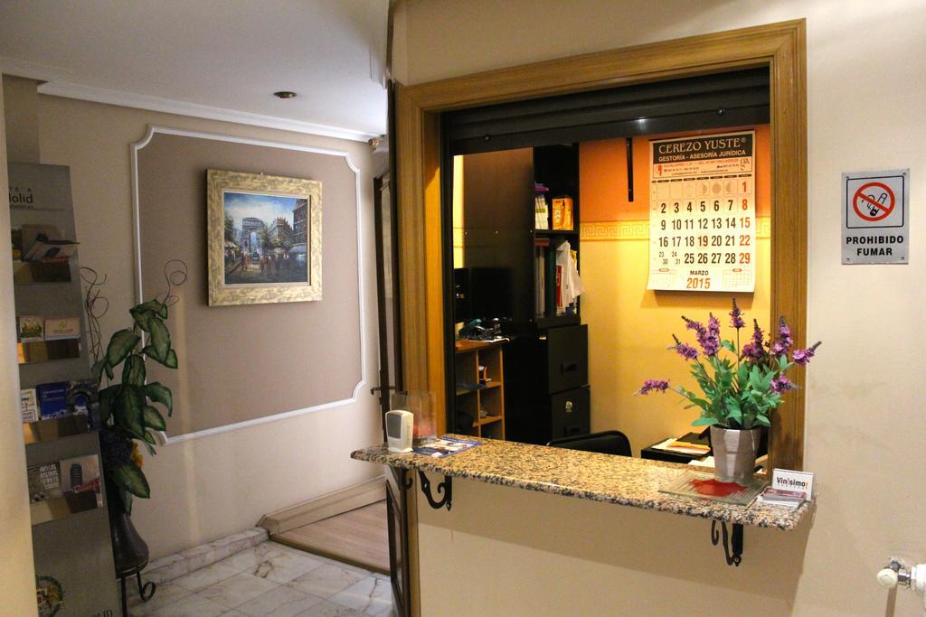 Hostal De La Torre Hostal Economico Вальядолид Экстерьер фото