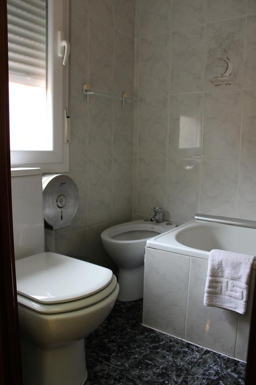 Hostal De La Torre Hostal Economico Вальядолид Номер фото