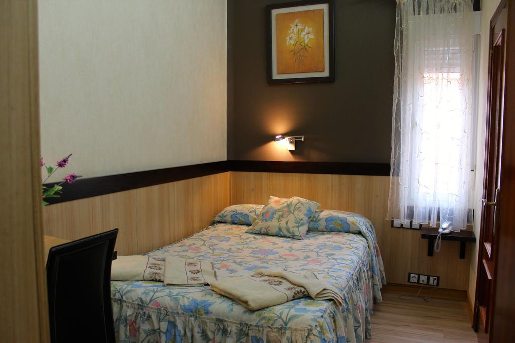 Hostal De La Torre Hostal Economico Вальядолид Номер фото