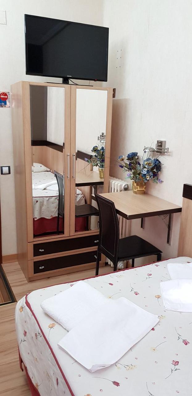 Hostal De La Torre Hostal Economico Вальядолид Экстерьер фото