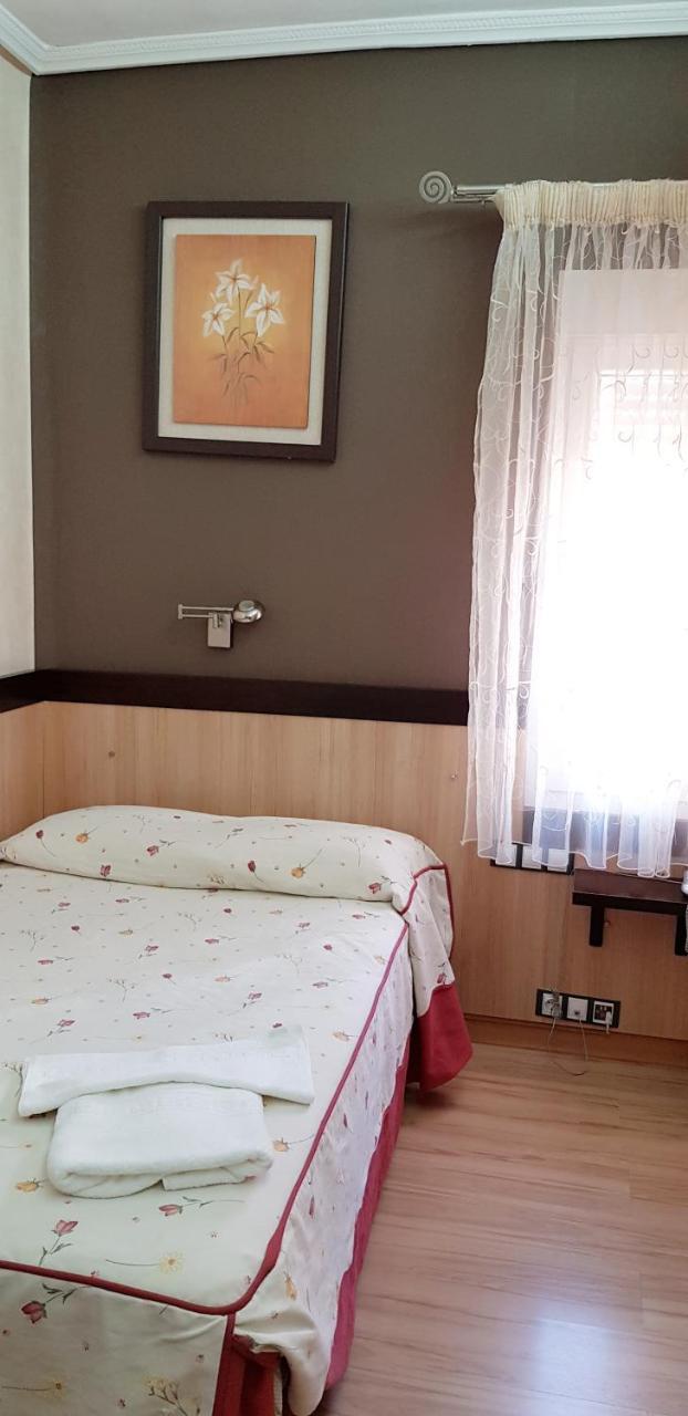 Hostal De La Torre Hostal Economico Вальядолид Экстерьер фото
